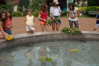 Puszczanie wianków do fontanny